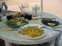 Grilovane sardinky na morske soli, domaci hranolky, olivovy salat a sangria ve Spanelsku